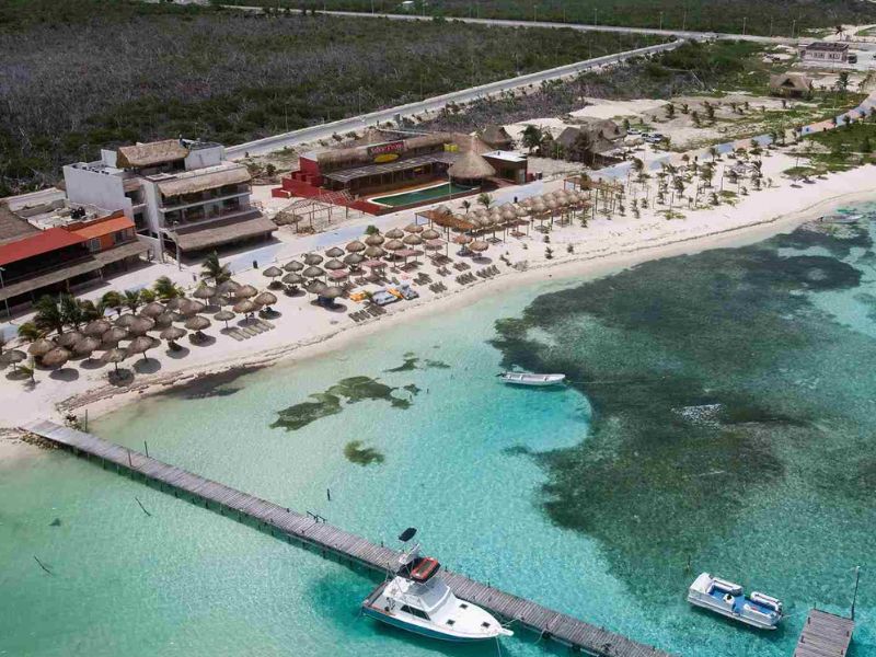 Semarnat impulsará un decreto para proteger Mahahual y fomentar el ecoturismo, activistas exigen frenar planta de amoníaco en Topolobampo.