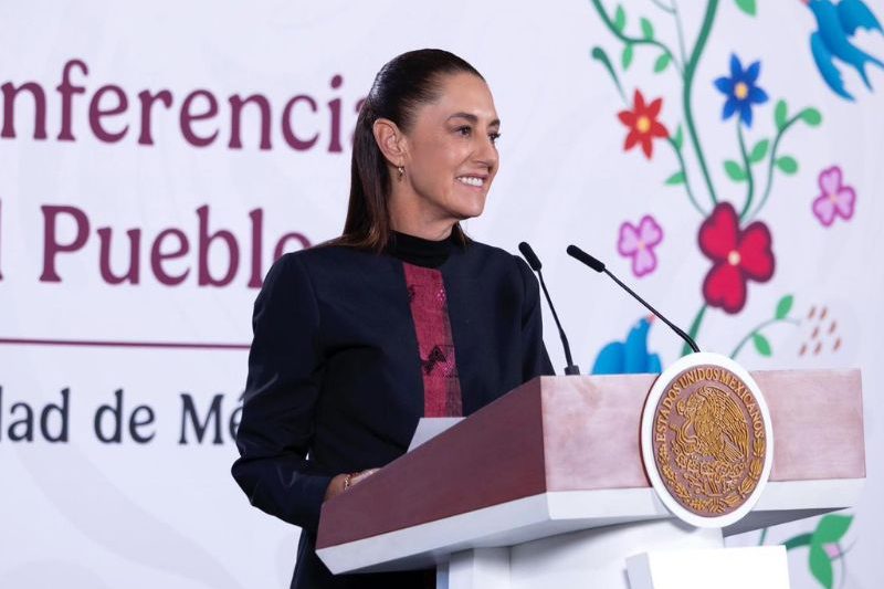 Sheinbaum afirmó que su gobierno mantiene diálogo permanente con los maestros, fortalece sus pensiones y salarios. Sheinbaum afirmó que su gobierno mantiene diálogo permanente con los maestros, fortalece sus pensiones y salarios.