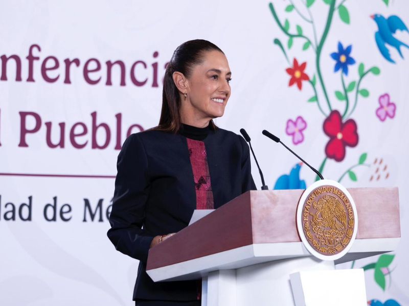 Sheinbaum afirmó que su gobierno mantiene diálogo permanente con los maestros, fortalece sus pensiones y salarios.