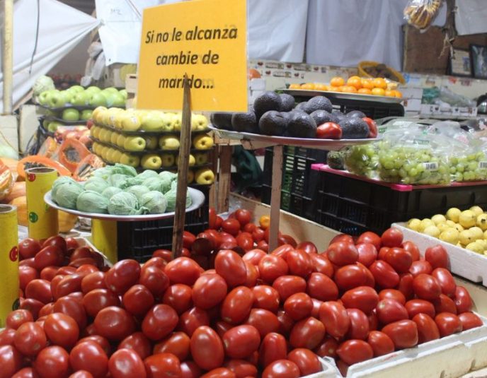 Vendedores de jitomate en la CDMX confían en que los precios se estabilicen tras meses de alzas. Sheinbaum impulsa medidas para reducirlos.