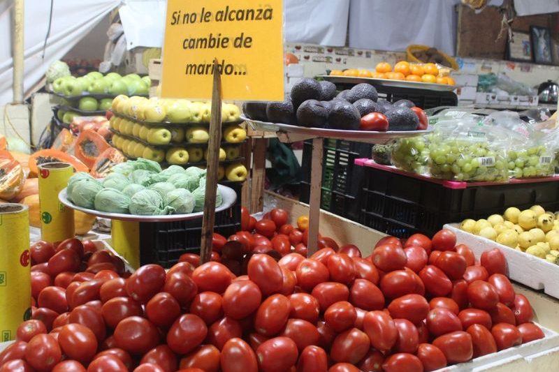 Vendedores de jitomate en la CDMX confían en que los precios se estabilicen tras meses de alzas. Sheinbaum impulsa medidas para reducirlos.