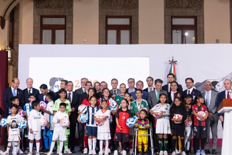 Claudia Sheinbaum, la Federación Mexicana de Futbol y la Liga MX impulsarán una red nacional de escuelas de futbol para niñas, niños y jóvenes como legado social del Mundial 2026.