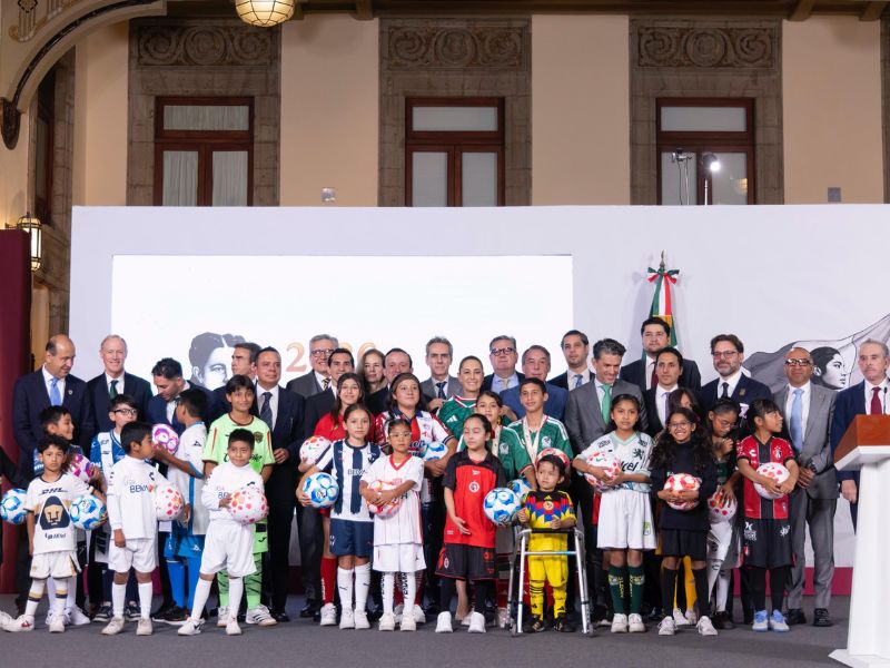 Claudia Sheinbaum, la Federación Mexicana de Futbol y la Liga MX impulsarán una red nacional de escuelas de futbol para niñas, niños y jóvenes como legado social del Mundial 2026.