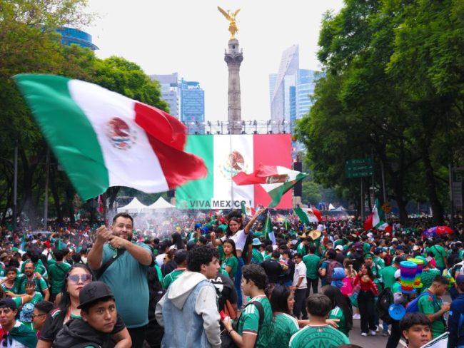 Aunque es conocido como el principal punto de reunión para celebraciones deportivas y cívicas, el Ángel de la Independencia también es el mausoleo que resguarda los restos de los héroes de la Independencia de México. Aunque es conocido como el principal punto de reunión para celebraciones deportivas y cívicas, el Ángel de la Independencia también es el mausoleo que resguarda los restos de los héroes de la Independencia de México.