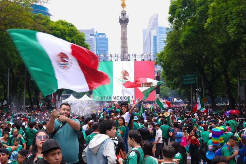 Aunque es conocido como el principal punto de reunión para celebraciones deportivas y cívicas, el Ángel de la Independencia también es el mausoleo que resguarda los restos de los héroes de la Independencia de México. Aunque es conocido como el principal punto de reunión para celebraciones deportivas y cívicas, el Ángel de la Independencia también es el mausoleo que resguarda los restos de los héroes de la Independencia de México.