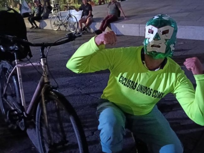 El Paseo Ciclista Radiofónico “Rudos contra Técnicos” reunió a cientos de ciclistas y patinadores en la Ciudad de México