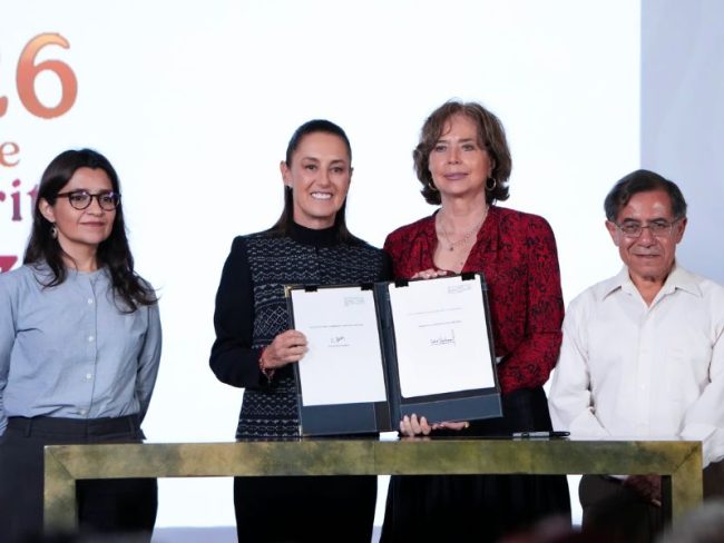 La presidenta Claudia Sheinbaum Pardo firmó el decreto que transforma al INEHRM. La institución ampliará sus funciones para impartir licenciaturas, maestrías y especialidades en ciencias sociales y humanidades a partir de septiembre. La presidenta Claudia Sheinbaum Pardo firmó el decreto que transforma al INEHRM. La institución ampliará sus funciones para impartir licenciaturas, maestrías y especialidades en ciencias sociales y humanidades a partir de septiembre.