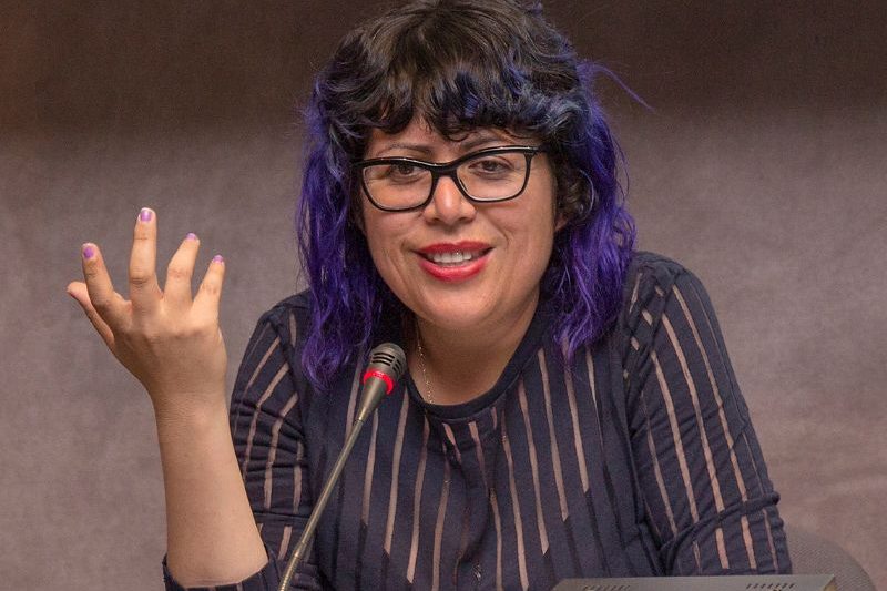 Sayak Valencia alerta sobre el avance de discursos conservadores que buscan limitar los derechos de las mujeres.