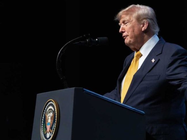 Trump anunció un bloqueo contra Irán y planteó cobrar un 20 % a la carga que cruce el estrecho de Ormuz en medio de escalada militar.