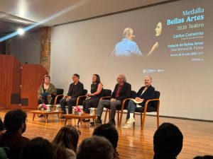 Carlos Converso recibió la Medalla Bellas Artes por más de 50 años de trayectoria en el teatro de títeres, un arte que ha impulsado como herramienta de creación, reflexión y encuentro humano.