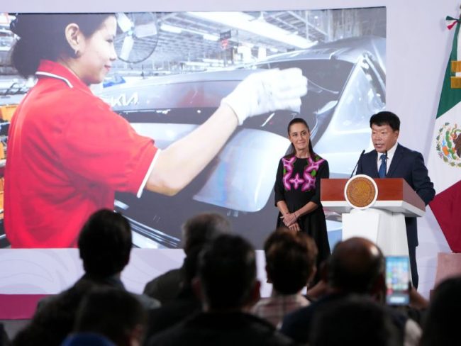 KIA invertirá 649 millones de dólares para fabricar el vehículo eléctrico EV3 en Nuevo León. Sheinbaum y Ebrard destacan inversión en México.