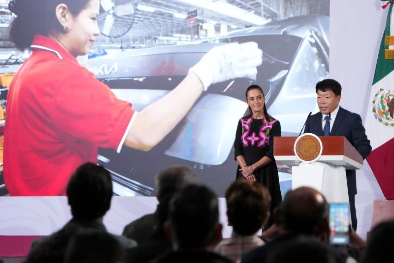 KIA invertirá 649 millones de dólares para fabricar el vehículo eléctrico EV3 en Nuevo León. Sheinbaum y Ebrard destacan inversión en México. KIA invertirá 649 millones de dólares para fabricar el vehículo eléctrico EV3 en Nuevo León. Sheinbaum y Ebrard destacan inversión en México.
