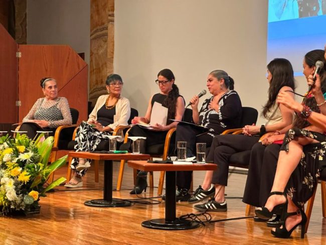 Alumnas y creadoras celebraron el legado de maestras como Amalia Hernández, Cora Flores y Nellie Happee, destacando la danza como un espacio de aprendizaje, acompañamiento y comunidad.
