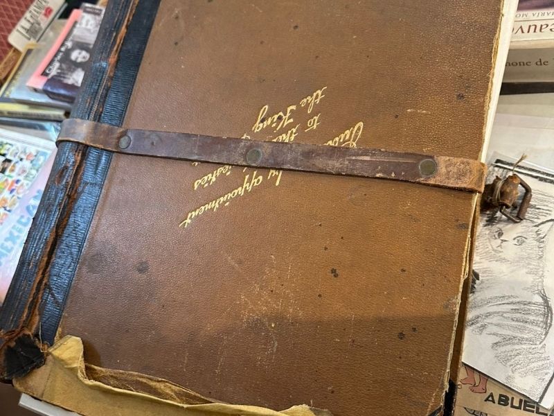 Entre libros antiguos, grabados, fotografías y documentos históricos, los anticuarios preservan la memoria cultural y acercan tesoros bibliográficos a nuevas generaciones. 