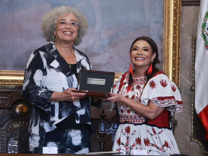Angela Davis recibe llaves de la ciudad