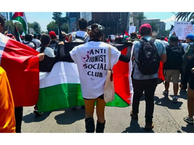 Activistas propalestinos protestan contra Mekorot en el Zócalo capitalino