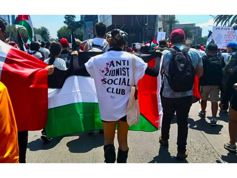 Activistas propalestinos protestan contra Mekorot en el Zócalo capitalino Activistas propalestinos protestan contra Mekorot en el Zócalo capitalino