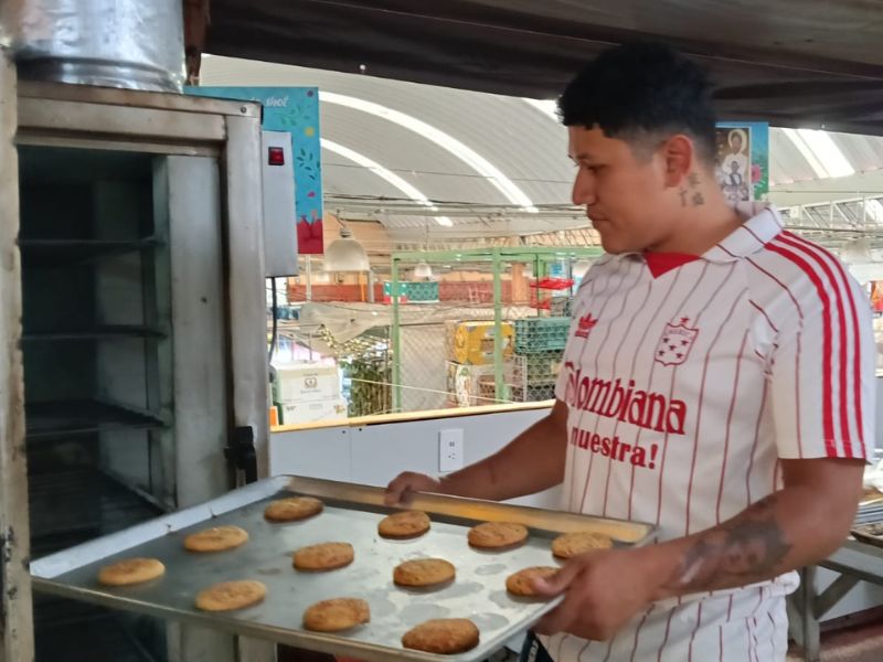 Yerison Bedolla cambió las máquinas industriales por los hornos de una panadería en México tras dejar Colombia.