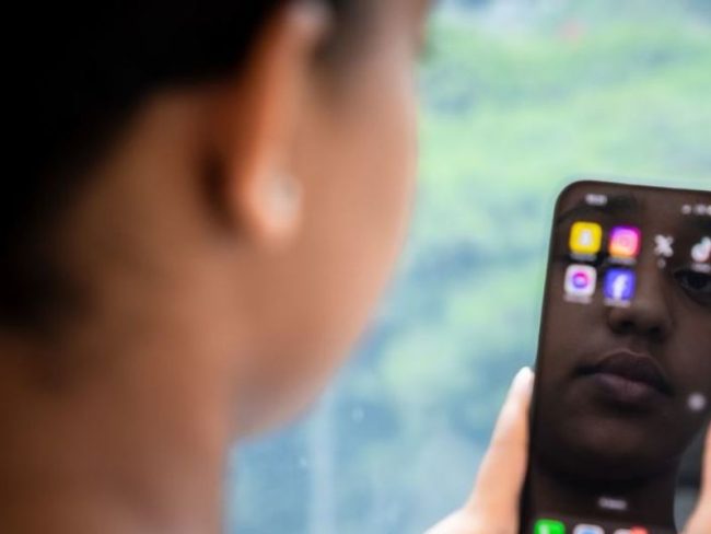 Human Rights Watch alerta por el aumento del reclutamiento de menores en Colombia y el uso de Facebook y TikTok