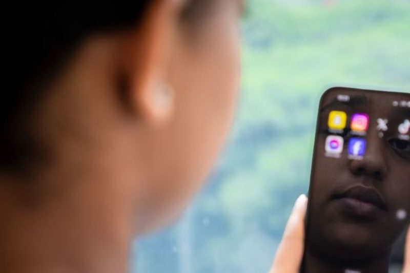 reclutamiento Human Rights Watch alerta por el aumento del reclutamiento de menores en Colombia y el uso de Facebook y TikTok
