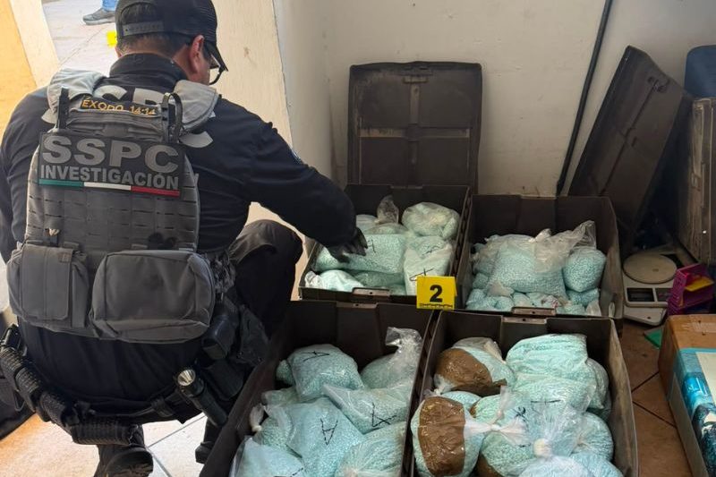 Operativo en Mexicali permitió asegurar 120 kilos de pastillas de fentanilo, más de 4 millones de dosis, además de un arma y vehículos.