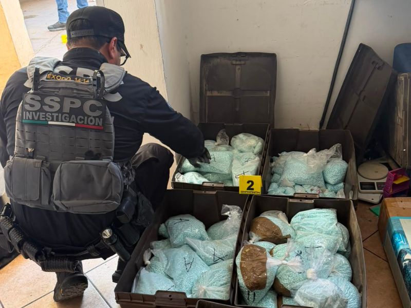 Operativo en Mexicali permitió asegurar 120 kilos de pastillas de fentanilo, más de 4 millones de dosis, además de un arma y vehículos.