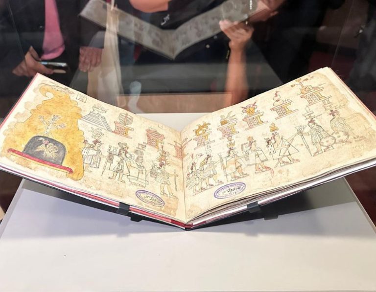 El Códice Azcatitlan vuelve a México tras más de un siglo en Francia.