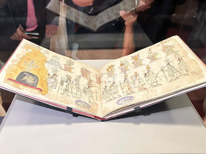 El Códice Azcatitlan vuelve a México tras más de un siglo en Francia.