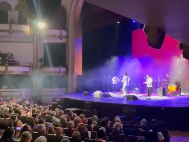 Boleros, rock y recuerdos: La fiesta de la XEB en el Teatro de la Ciudad