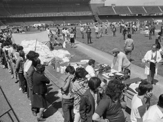 Luto a cielo abierto: el estadio que fue morgue en el sismo del 85