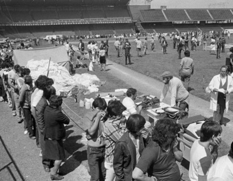 Luto a cielo abierto: el estadio que fue morgue en el sismo del 85