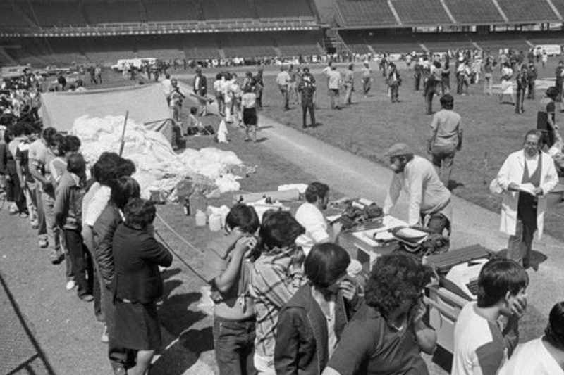 Luto a cielo abierto: el estadio que fue morgue en el sismo del 85
