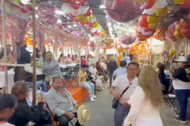 Con baile, flores y a ritmo de sonidero, "La Meche" celebra 69 años