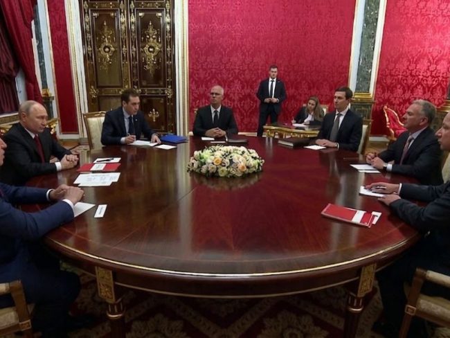 Enviados de EU se reúnen con Putin en busca de un acuerdo de paz para Ucrania