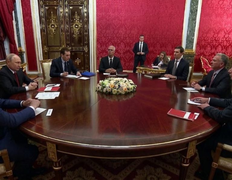 Enviados de EU se reúnen con Putin en busca de un acuerdo de paz para Ucrania