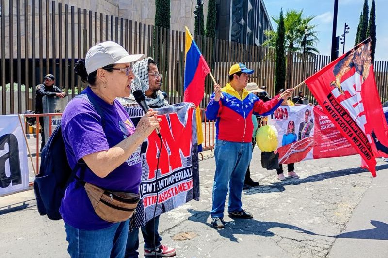 Organizaciones sociales se manifestaron frente a la Embajada de EU en México para exigir la liberación de Nicolás Maduro y Cilia Flores.