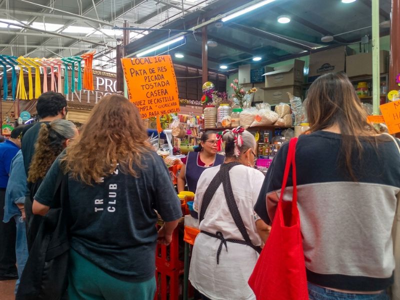 El Zócalo se prepara para el Grito de Independencia entre miles de asistentes, mayores costos en los platillos patrios y el trabajo artesanal que da vida a las banderas monumentales de México.