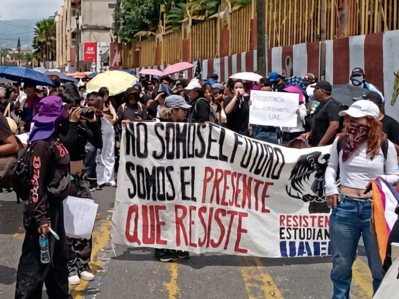 Estudiantes de la UAEM marcharon en Cuernavaca para exigir justicia por el feminicidio de Claudia Tacoronte, estudiante española asesinada en Morelos.