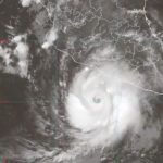 “Polo” baja a categoría 4, pero mantiene lluvias intensas y riesgo de inundaciones en el Pacífico