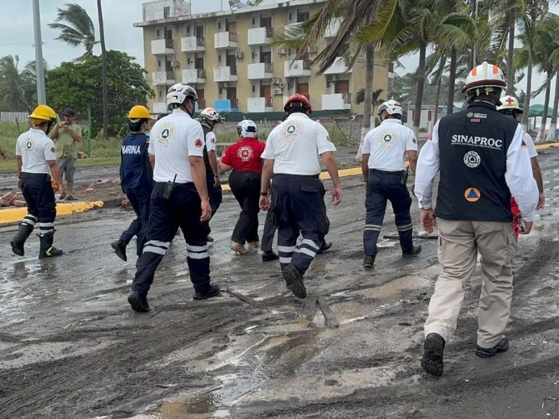 El huracán Polo se aproxima a Baja California Sur con vientos de 185 km/h. Protección Civil prevé su impacto este lunes y exhorta a la población a seguir las recomendaciones oficiales. El huracán Polo se aproxima a Baja California Sur con vientos de 185 km/h. Protección Civil prevé su impacto este lunes y exhorta a la población a seguir las recomendaciones oficiales.