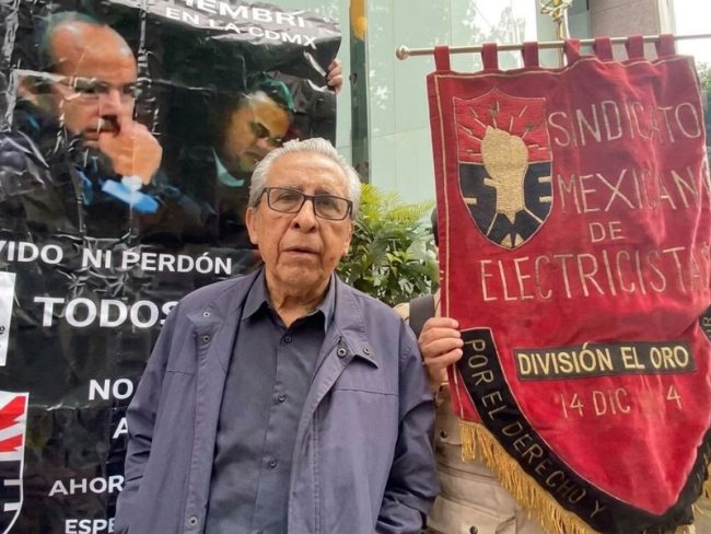 Integrantes del SME protestaron contra Felipe Calderón durante el Foro América Libre y exigieron recuperar la operación eléctrica de la zona que atendía Luz y Fuerza del Centro. Integrantes del SME protestaron contra Felipe Calderón durante el Foro América Libre y exigieron recuperar la operación eléctrica de la zona que atendía Luz y Fuerza del Centro.