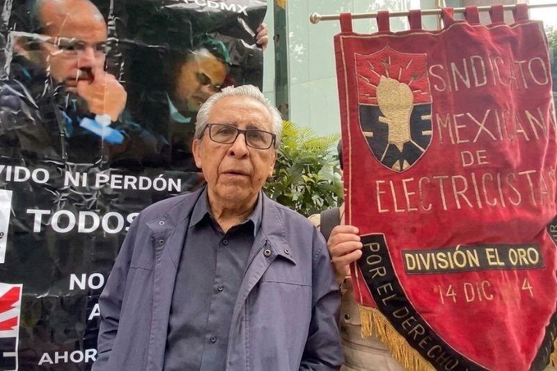 Integrantes del SME protestaron contra Felipe Calderón durante el Foro América Libre y exigieron recuperar la operación eléctrica de la zona que atendía Luz y Fuerza del Centro. Integrantes del SME protestaron contra Felipe Calderón durante el Foro América Libre y exigieron recuperar la operación eléctrica de la zona que atendía Luz y Fuerza del Centro.