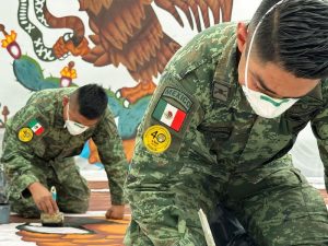 Detrás de cada bandera monumental y de la Banda Presidencial hay un proceso artesanal realizado por personal de la Secretaría de la Defensa Nacional.