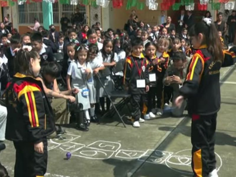 Más de 3 mil escuelas participan en la Jornada Nacional de Juegos Tradicionales para reducir el uso de pantallas. Además de fortalecer la convivencia. Más de 3 mil escuelas participan en la Jornada Nacional de Juegos Tradicionales para reducir el uso de pantallas. Además de fortalecer la convivencia.