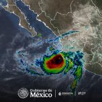 Huracán Simón avanza: cierran puertos en cuatro estados del Pacífico.
