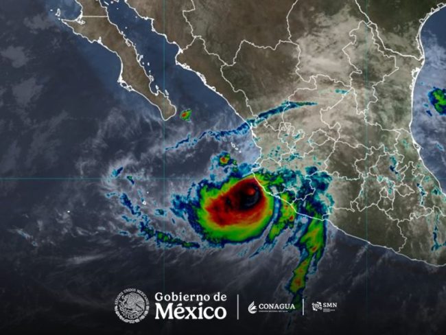 Huracán Simón avanza: cierran puertos en cuatro estados del Pacífico.