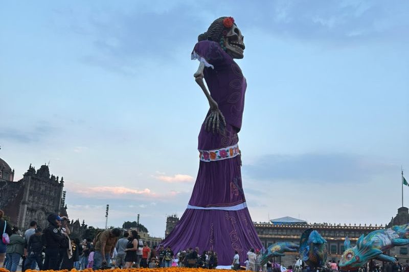 Entre flores y luces: así se vivió la inauguración de la Catrina monumental Entre flores y luces: así se vivió la inauguración de la Catrina monumental
