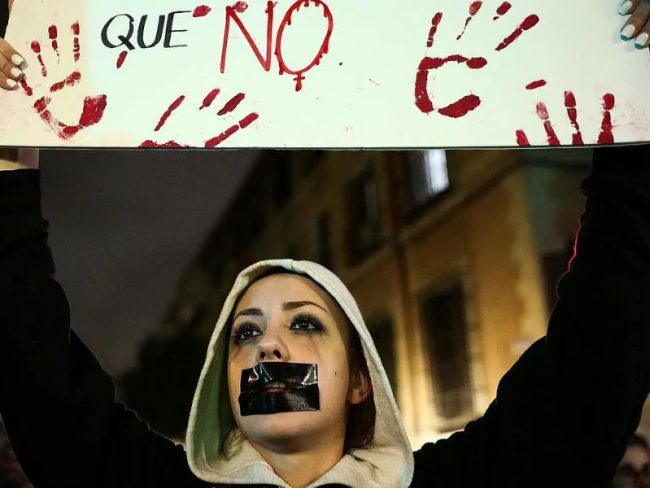 Sayak Valencia analiza la cultura de la violación y llama a cuestionar las prácticas que normalizan la violencia sexual y romper el silencio.
