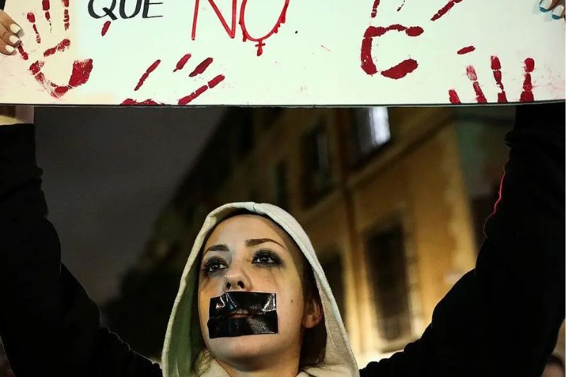 Sayak Valencia analiza la cultura de la violación y llama a cuestionar las prácticas que normalizan la violencia sexual y romper el silencio. Sayak Valencia analiza la cultura de la violación y llama a cuestionar las prácticas que normalizan la violencia sexual y romper el silencio.
