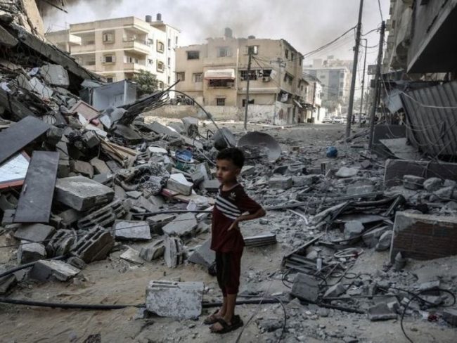 A tres años de la guerra en Gaza, palestinos y activistas en México relatan la crisis humanitaria, el desplazamiento y la lucha por mantener los vínculos con sus familias.